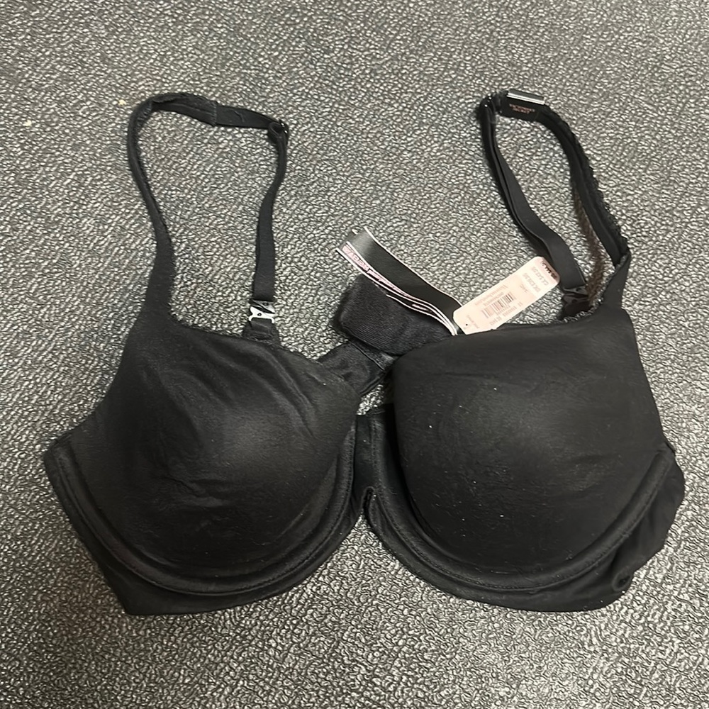 NWT black bra from Victoria’s Secret with underwire.